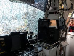 Drama di Rel! KRL Vs Mobil Box, KAI Murka!