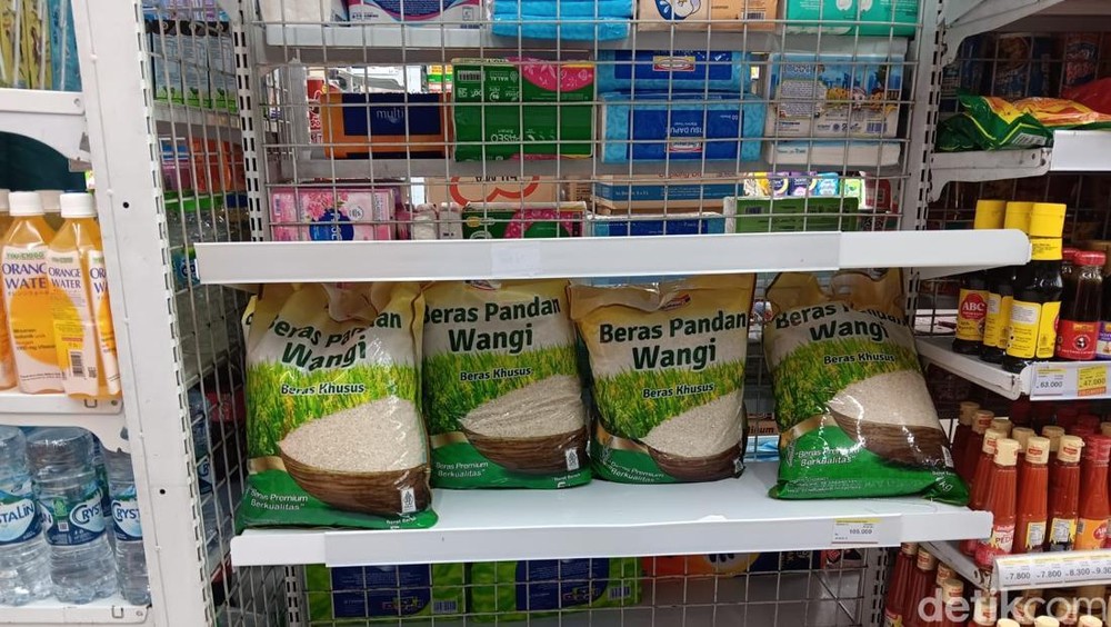 Panik!  Beras Hilang dari Rak Minimarket, Tinggal Merek Ini Saja!