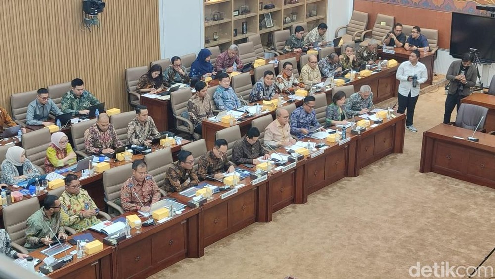 Misteri Pertemuan Erick Thohir dan Bos Danantara di DPR: Apa yang Terjadi di Balik Layar?