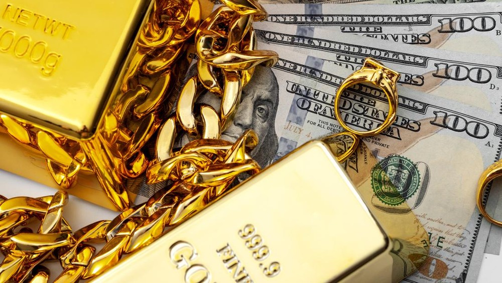 Air Minum Jadi Sumber Kekayaan Tak Terduga: Bos Nongfu Spring Geser Bos TikTok!