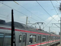 Aksi Brutal! KRL Dilempar Batu, Pelaku Buron!