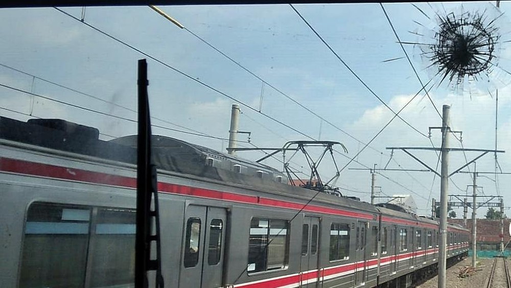 Aksi Brutal! KRL Dilempar Batu, Pelaku Buron!