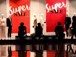 Hantu Mal:  Mereka ‘Ngelus-ngelus’ Barang, Tapi Belanja Online!