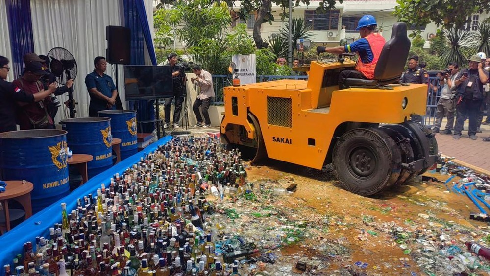 Miliaran Rupiah Melayang! Rokok dan Miras Ilegal Dimusnahkan