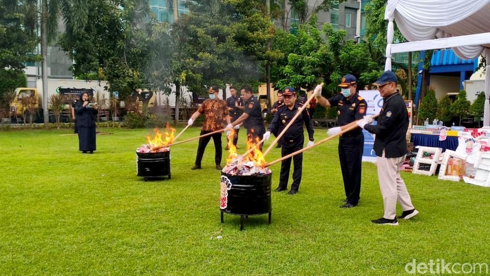 Rekor! Bea Cukai Sikat Rp 8,8 T Barang Haram, Target 2026 Meroket!