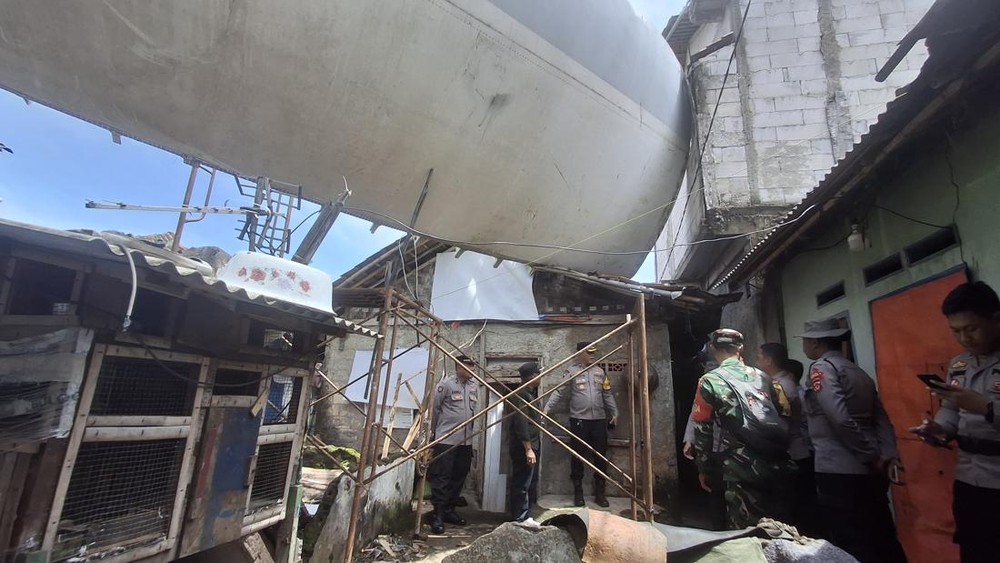 TERUNGKAP! Sayap Pesawat 'Terbang' Hantam Rumah Warga Bogor