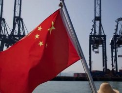 fixmakassar.com – Pemerintah China baru-baru ini mengumumkan kebijakan yang berpotensi mengguncang pasar daging sapi global. Negeri Tirai Bambu akan memberlakukan tarif tambahan sebesar 55% untuk impor daging sapi dari sejumlah negara, termasuk raksasa ekspor seperti Australia, Brasil, dan Amerika Serikat. Aturan main baru ini akan berlaku jika volume impor melampaui batas kuota yang telah ditetapkan, sebuah "rem darurat" yang dipasang untuk melindungi industri domestik.