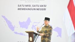 fixmakassar.com – Menteri Desa, Pembangunan Daerah Tertinggal, dan Transmigrasi (PDT), Yandri Susanto, dengan tegas menepis spekulasi yang menyebut dirinya berencana menutup gerai ritel modern seperti Alfamart dan Indomaret yang telah beroperasi di pedesaan. Isu ini mencuat setelah kekhawatiran muncul bahwa keberadaan ritel raksasa tersebut dapat mengganggu eksistensi Koperasi Desa (Kopdes) Merah Putih.