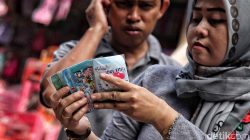 fixmakassar.com -  Lebaran Idul Fitri, momen yang selalu dinanti, tak lengkap rasanya tanpa tradisi 'salam tempel'—sebuah ritual manis di mana tangan-tangan dewasa menyalurkan rezeki kepada generasi muda. Namun, pernahkah terbersit di benak, dari mana gerangan tradisi berbagi uang ini bersemi dan mengapa ia begitu melekat dalam budaya kita? Ternyata, akarnya membentang jauh melampaui dugaan.
