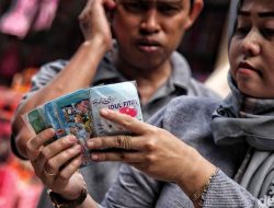 fixmakassar.com –  Lebaran Idul Fitri, momen yang selalu dinanti, tak lengkap rasanya tanpa tradisi ‘salam tempel’—sebuah ritual manis di mana tangan-tangan dewasa menyalurkan rezeki kepada generasi muda. Namun, pernahkah terbersit di benak, dari mana gerangan tradisi berbagi uang ini bersemi dan mengapa ia begitu melekat dalam budaya kita? Ternyata, akarnya membentang jauh melampaui dugaan.