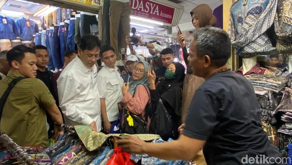 HEBOH! Menteri Purbaya Diteriaki THR di Tanah Abang, Ini Reaksinya!